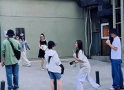 贾乃亮李小璐携手陪女